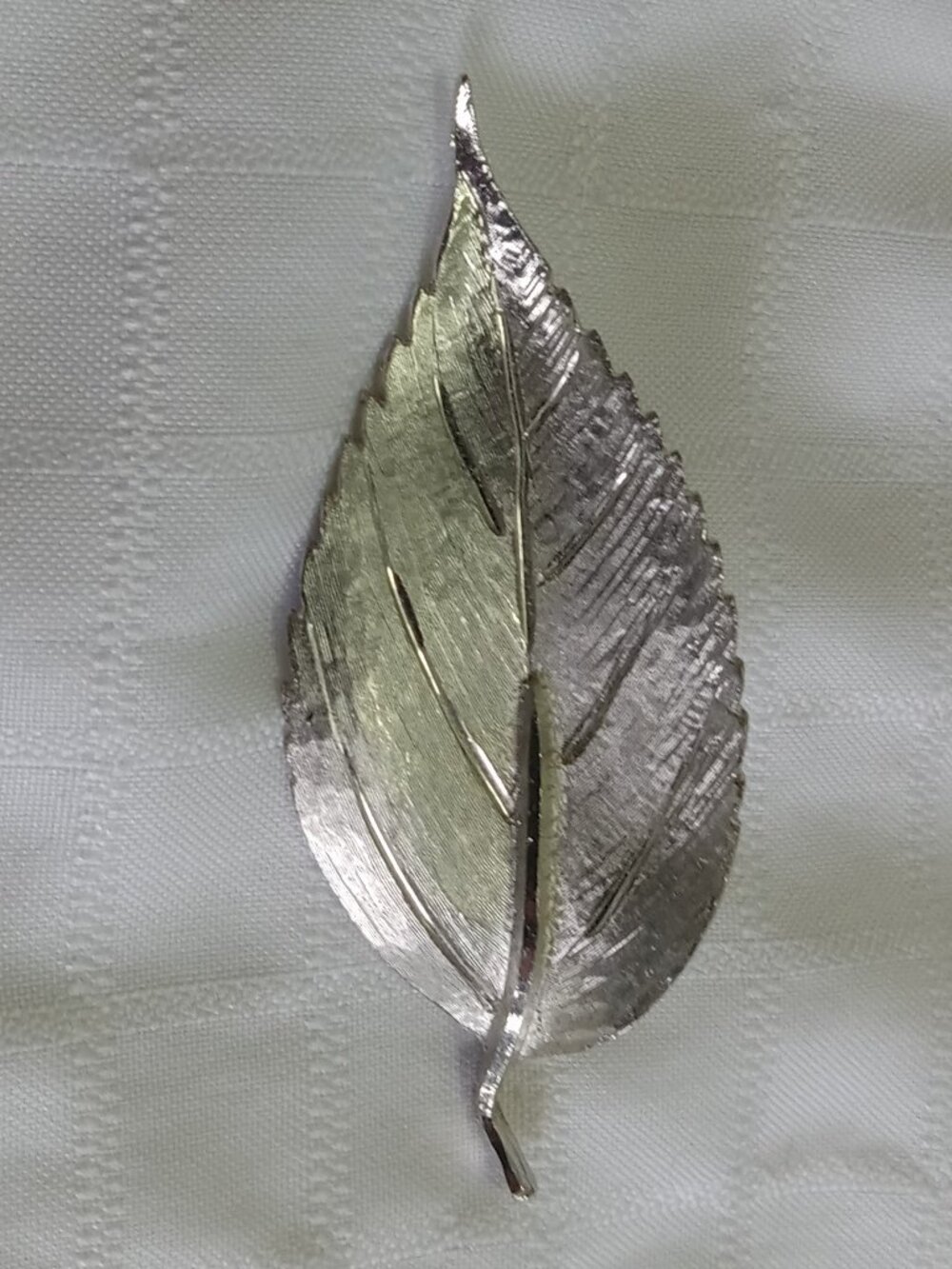 A stunning vintage silver colored brooche
